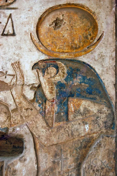 鷹の浅浮彫の彫刻は ホルスが手に神聖な足首を握っている神を導いた 古代エジプト寺院の壁エジプト ルクソールのナイル西岸にあるメディネ — ストック写真