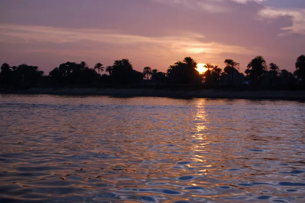 Céu Colorido Refletindo Nas Águas Rio Nilo Pôr Sol Luxor — Fotografia de Stock