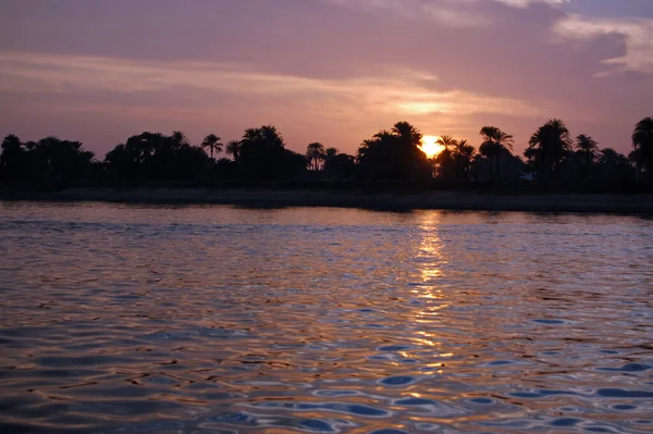 Кольорове Небо Відбивається Водах Річки Ніл Під Час Заходу Сонця Ліцензійні Стокові Фото