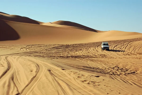 Een Vierwielaangedreven Voertuig Dat Door Verraderlijke Ubari Zandzee Reist Sahara — Stockfoto