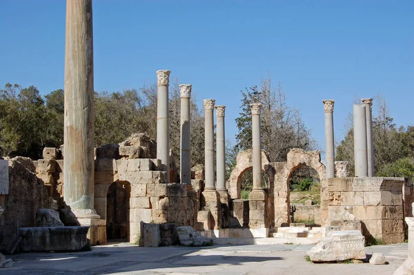 北リビアのレプティス マグナの古代ローマの都市の一部である歴史的なハドリアヌス浴場の列と遺跡 — ストック写真