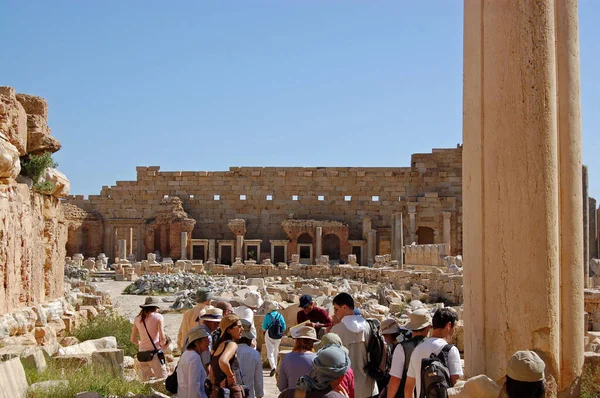 Leptis Magna Libia Kwietnia 2006 Turyści Przy Wejściu Ruin Forum — Zdjęcie stockowe