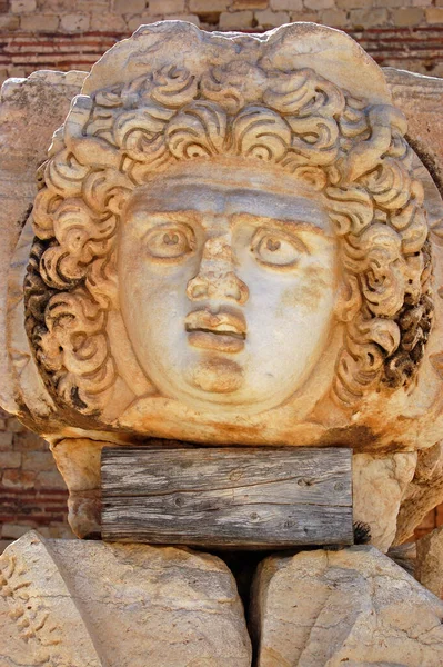 Antiga Escultura Romana Face Medussa Nas Ruínas Fórum Severo Leptis — Fotografia de Stock