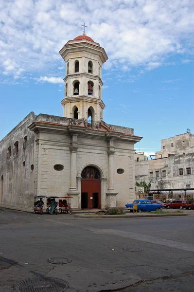 俯瞰古巴哈瓦那中部蒙塞拉特圣母教堂的立面 骑自行车的出租车司机们正在康科迪亚大街上的阴凉处休息 — 图库照片