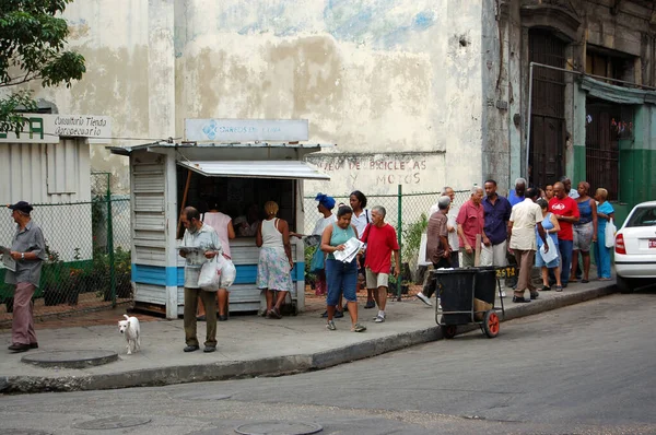 Havana Cuba November 2006 Een Rij Inwoners Van Havana Wacht — Stockfoto