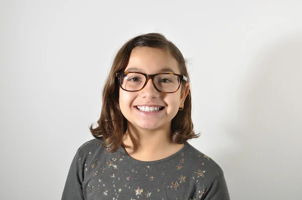 Mutlu genç kız. Latin genç kız gülümsüyor. Beyaz dişlere sahip genç bir kız. Kocaman bir gülümseme ile mutlu küçük kız. Bir genç kızın saadettir.