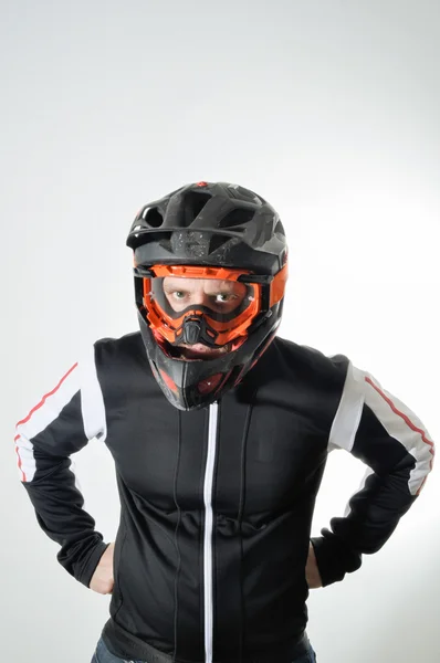 Kask dağ bisikleti olan adam. Kask içinde adam. Adam dağ bisikleti yapmaya hazır. Kirli kask ile genç adam. kötü yüz.