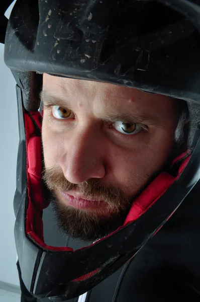 Kask dağ bisikleti olan adam. Adam dağ bisikleti yapmaya hazır. Kirli kask ile genç adam. Kask içinde adam.