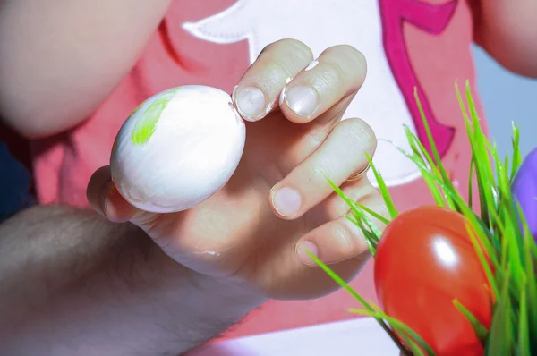 Paskalya yumurtaları. Paskalya yumurtaları boya ve fırça ile dekorasyon. Etkinliği Paskalya tatili '. Aile Paskalya yumurtaları dekorasyon.