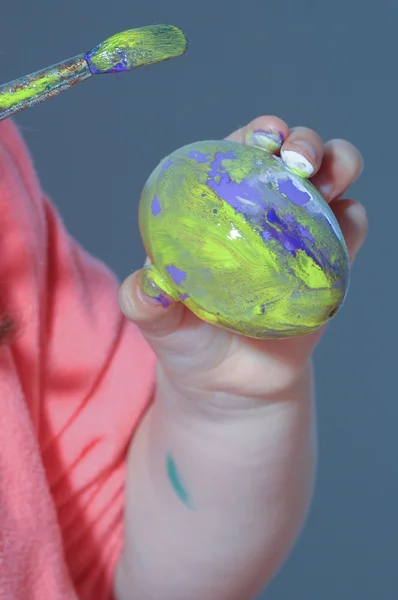 Paskalya yumurtaları. Paskalya yumurtaları boya ve fırça ile dekorasyon. Etkinliği Paskalya tatili '. Aile Paskalya yumurtaları dekorasyon.