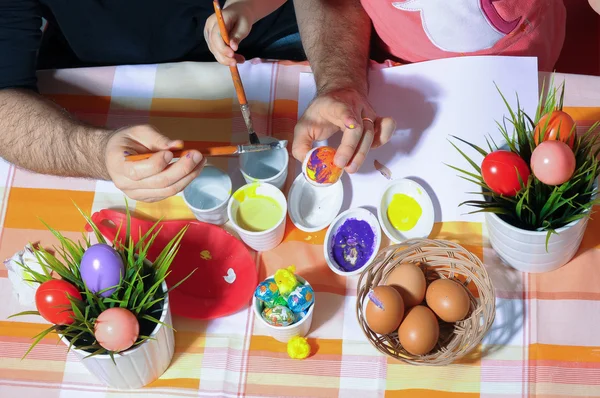 Paskalya yumurtaları. Paskalya yumurtaları boya ve fırça ile dekorasyon. Etkinliği Paskalya tatili '. Aile Paskalya yumurtaları dekorasyon.