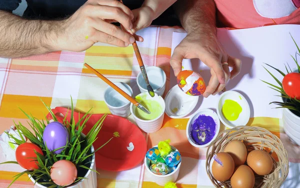 Paskalya yumurtaları. Paskalya yumurtaları boya ve fırça ile dekorasyon. Etkinliği Paskalya tatili '. Aile Paskalya yumurtaları dekorasyon.