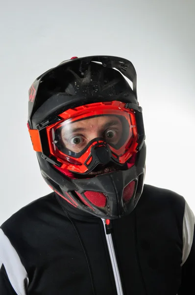 Homem com medo. Homem com capacete e óculos de bicicleta de montanha. Homem com os olhos bem abertos . — Fotografia de Stock