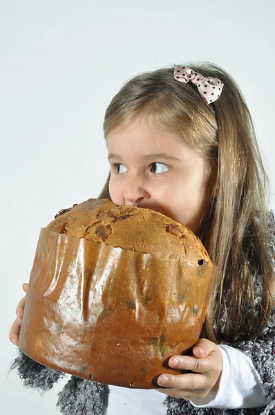 Noel'de panettone ile küçük kız. Panettone Noel kek. İtalyan panetone Noel tatili olan küçük kız. Pasta ile küçük kız.