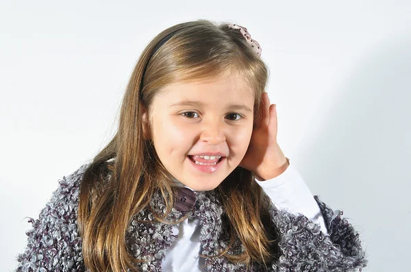 Holčička s problémy se sluchem. Malá holčička se snaží naslouchat. Litte dívka s nemocné ucho. — Stock fotografie