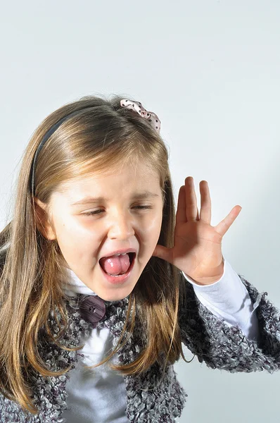 İşitme sorunları olan küçük kız. Küçük kız dinlemek çalışıyor. Litte kız kötü kulak ile.