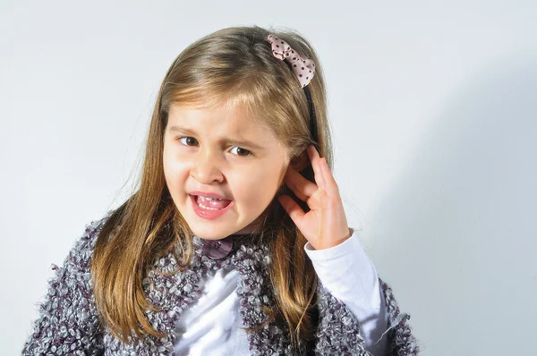 Little girl with hearing problems. Little girl trying to listen. Litte girl with bad ear. — Stock Photo, Image