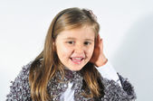 kleines Mädchen mit Hörproblemen. kleines Mädchen, das versucht zuzuhören. kleines Mädchen mit schlechtem Ohr. gehörloses Kind.