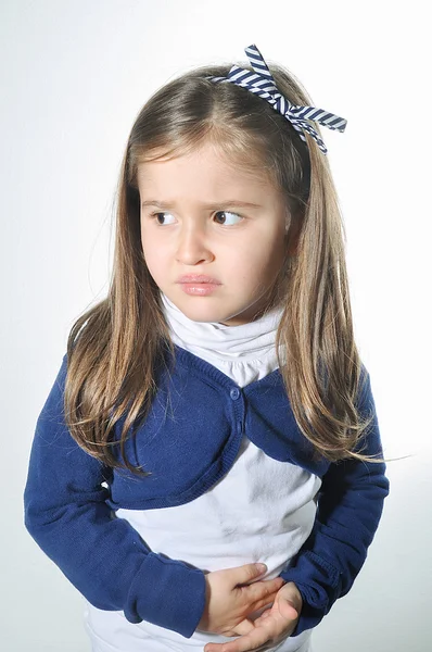 Menina com dor intensa no estômago. Criança com indigestão. Menina com intolerância ao glúten . — Fotografia de Stock