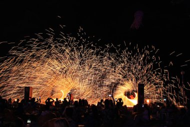 Koh Samet, Rayong, Tayland, 18 Nisan 2019, Tayland, Tayland 'daki gece partisi kumsal adasında güzel bir ateş çemberi dikenli gösteri yeteneği.