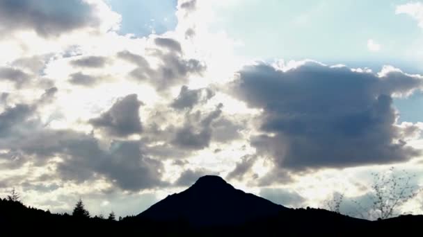 El movimiento de la nube superior de montaña llamativa — Vídeo de stock