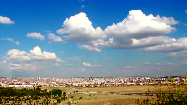 Het verkeer van de wolken boven de stad — Stockvideo