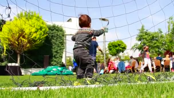 Táncoló gyermekek a zöld fűben, 2016-ban május, Törökország — Stock videók