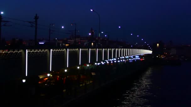 Ночная прогулка по Галатскому мосту — стоковое видео