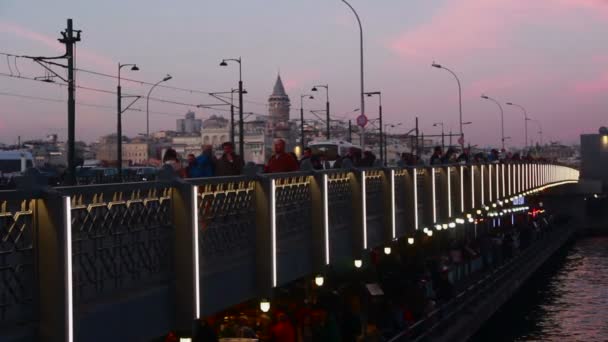 人々 のガラタ橋徒歩、2016 年 5 月トルコにドロップされました。 — ストック動画