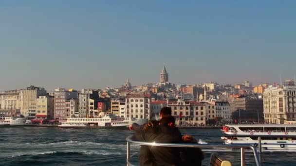 Βλέποντας τον πύργο του Γαλατά ένας να κάνει μια θάλασσα ταξίδι, Μαΐου 2016, Τουρκία — Αρχείο Βίντεο