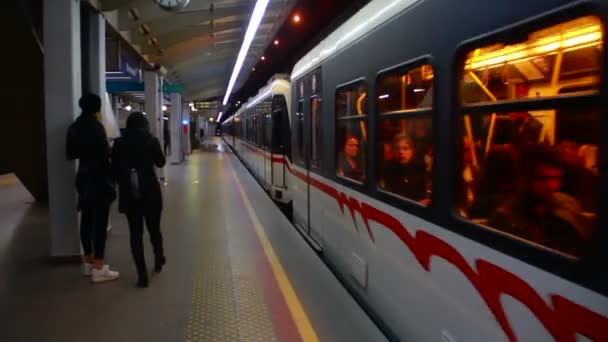 Ανθρώπων που περιμένουν την πόλη της Σμύρνης nihgt, Μαρτίου 2016, μετρό — Αρχείο Βίντεο