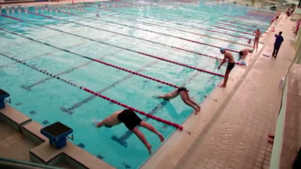 蓝塘年轻男子游泳，2016 年 4 月，土耳其 — 图库视频影像