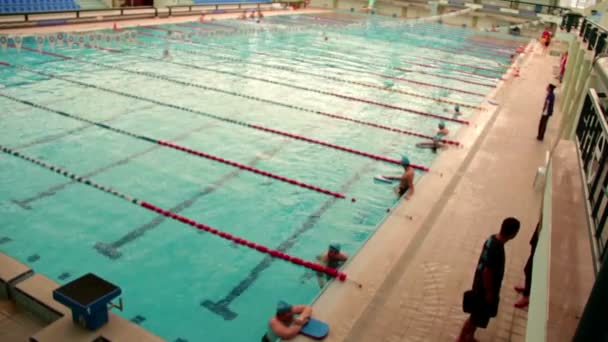 Junger Mann schwimmt zum Pool, blauer Pool, April 2016, Türkei — Stockvideo
