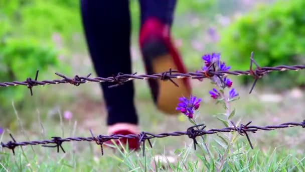 Junges Mädchen zu Fuß, Draht, 2016, Türkei — Stockvideo