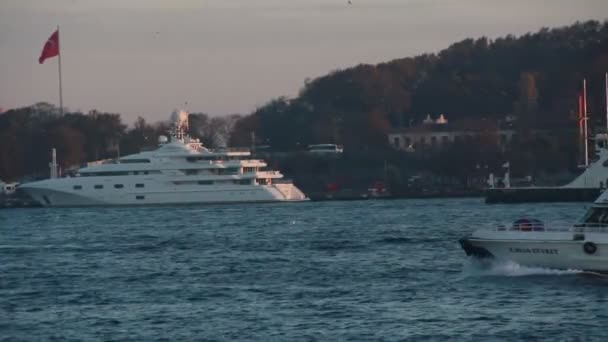 Istanbul stad, mensen reizen uit Azië naar Europa met de veerboot, Bosporus brug — Stockvideo