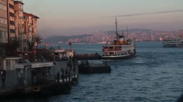 Mensen menigte, istanbul stad, mensen reizen uit Azië naar Europa met de veerboot, 1080 — Stockvideo