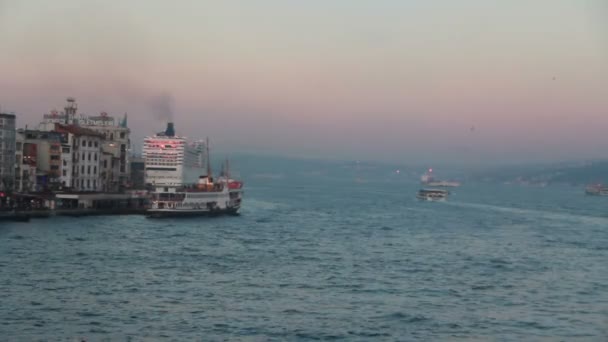 Atardecer, gente viajando en barco, ciudad de Estambul — Vídeo de stock