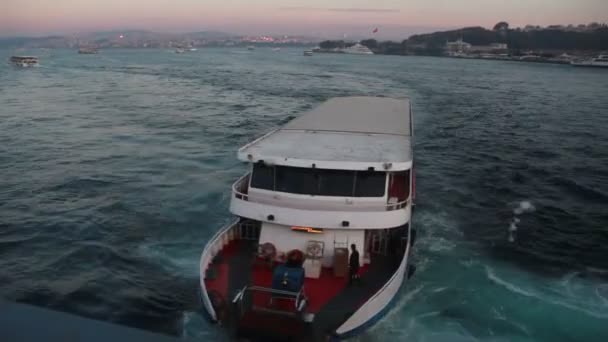 Galata birdge, gente viajando barco, istanbul ciudad — Vídeos de Stock