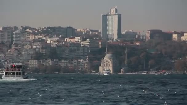 Isztambul városa, utitársak Ázsiából Európába komppal — Stock videók