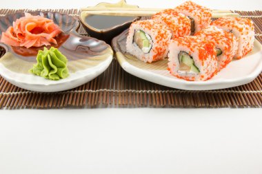 Çubuk wasabi ve zencefil ile Japon deniz ürünleri suşi rulo