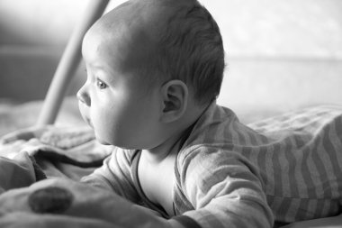 Yeni doğan kız evin karanlık bir arka plan üzerinde