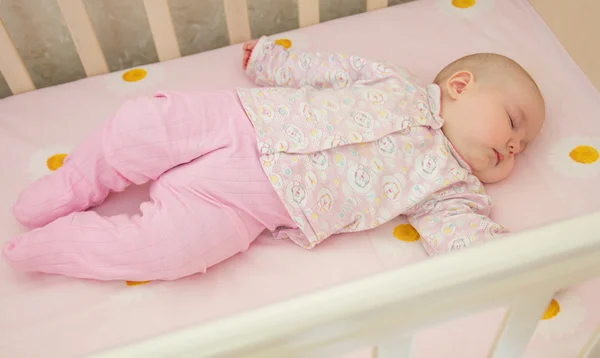 Zeer mooie lieve baby slapen in bedje — Stockfoto
