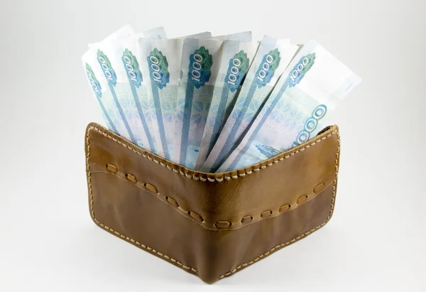 Beyaz bir arka plan üzerinde Rus ruble ile cüzdan