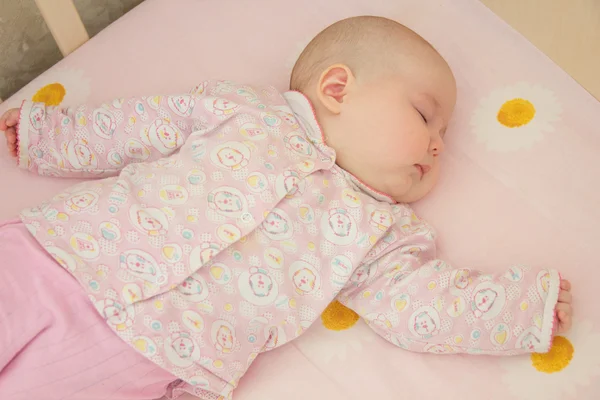Zeer mooie lieve baby slapen in bedje — Stockfoto