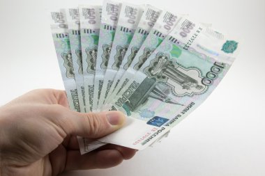 El ile beyaz bir arka plan üzerinde Rus ruble