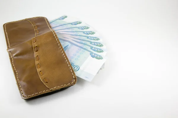 Beyaz bir arka plan üzerinde Rus ruble ile cüzdan