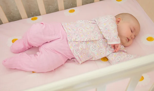 Çok güzel tatlı bebek beşik uyku