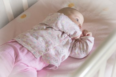 Tatlı bebek beşiğinde yatıyor