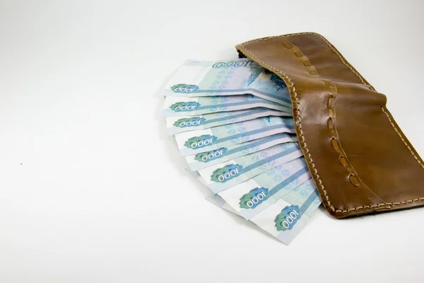Гаманець з російських рублів на білому фоні — стокове фото
