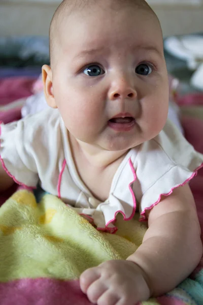 Retrato de una niña divertida en casa —  Fotos de Stock